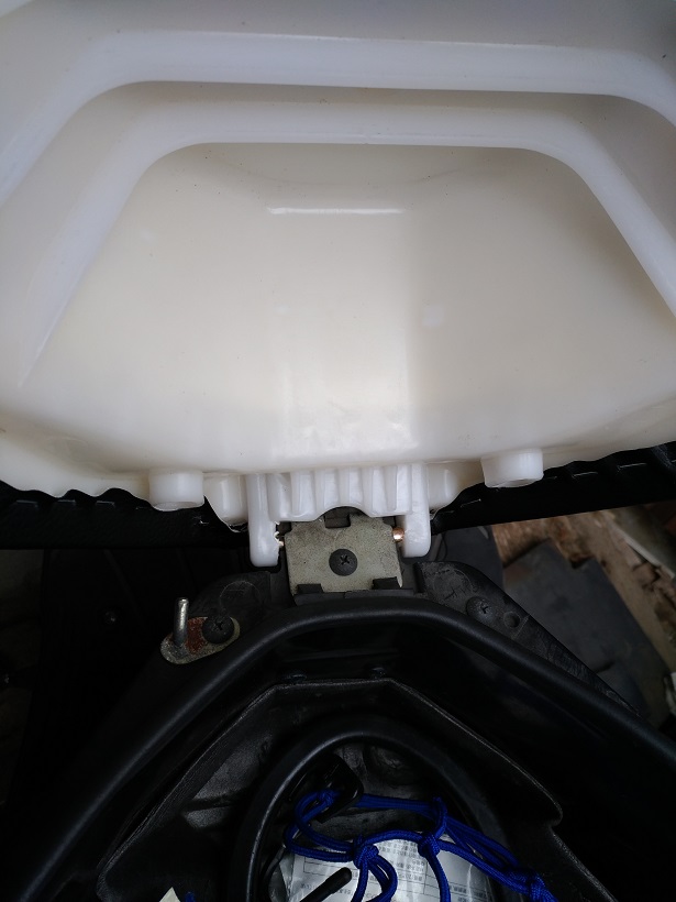 アドレスV125のシートを取り付ける